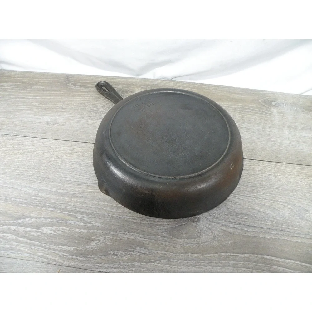 Cast Iron Skillet No. 8 Black Flat Cooking Surface Dual Pour Spouts